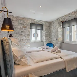  Apartment Palace Luxury Retreat