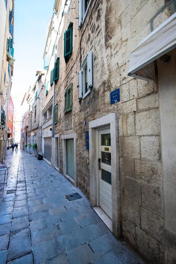 Ideal Rooms #1 Split Apartment